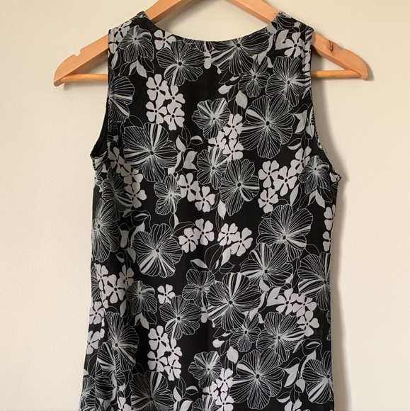 Brand new. Clueless. Size M. Black and White flowers. Zipper on the side. Medium - Picture 6 of 8